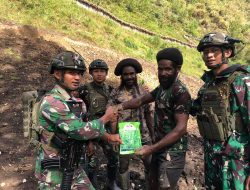 Patroli Rutin Prajurit Koops Habema Disambut Antusias Petani Amugi