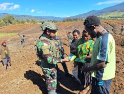 Satgas Yonif 323 Buaya Putih Bagikan Bibit